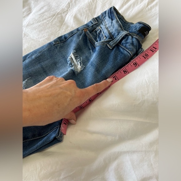 Judy Blue | Boyfriend Fit Jeans | Size  3/26 | Distressed Medium Wash - Picture 8 of 9